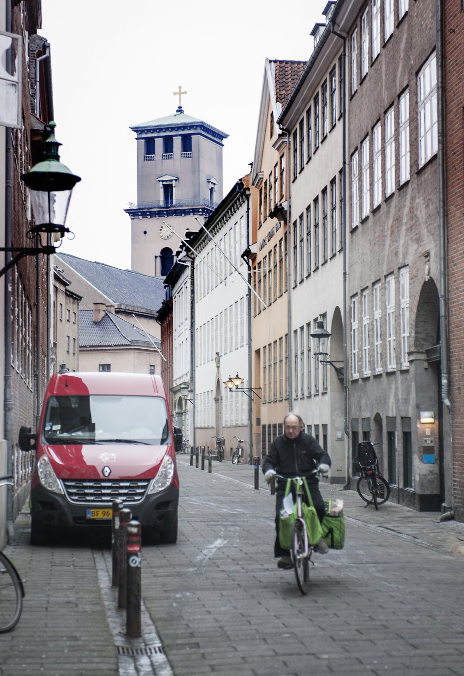 Københavns Domkirke tårner sig op over hovedstadens tage, mens byen er ved at vågne. Når kirkens ur rammer 8.05, starter Morgenandagten.