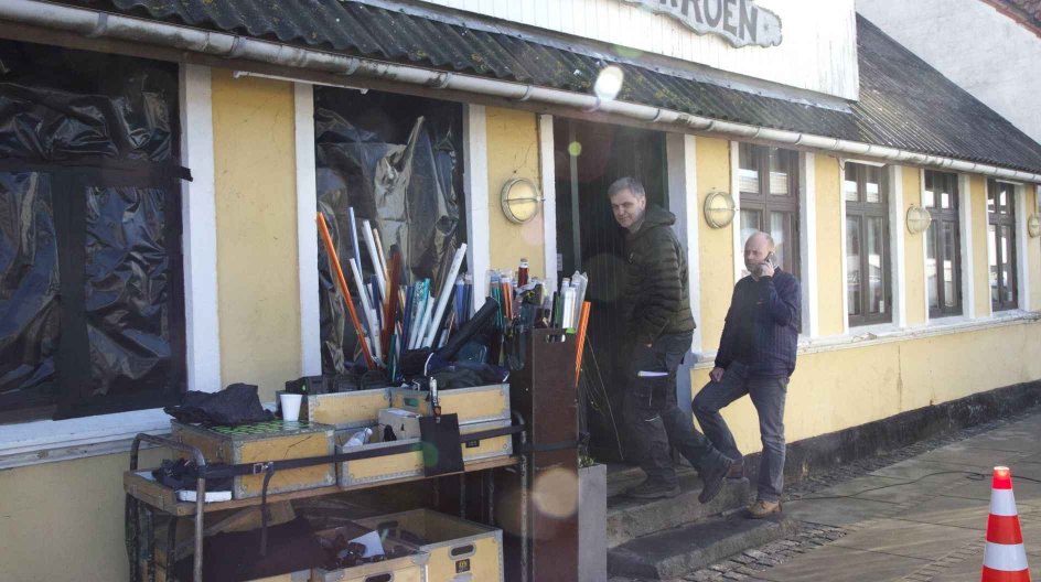 Optagelserne til ”Dræberne fra Nibe” foregår blandt andet på Rådhuskroen i Nibe. Her er instruktør Ole Bornedal i gang med at instruere Ulrich Thomsen og Nicolas Bro, der spiller to håndværkere med hang til sort arbejde. Med ryggen til sidder deres koner, der spilles af Lene Maria Christensen og Mia Lyhne. –