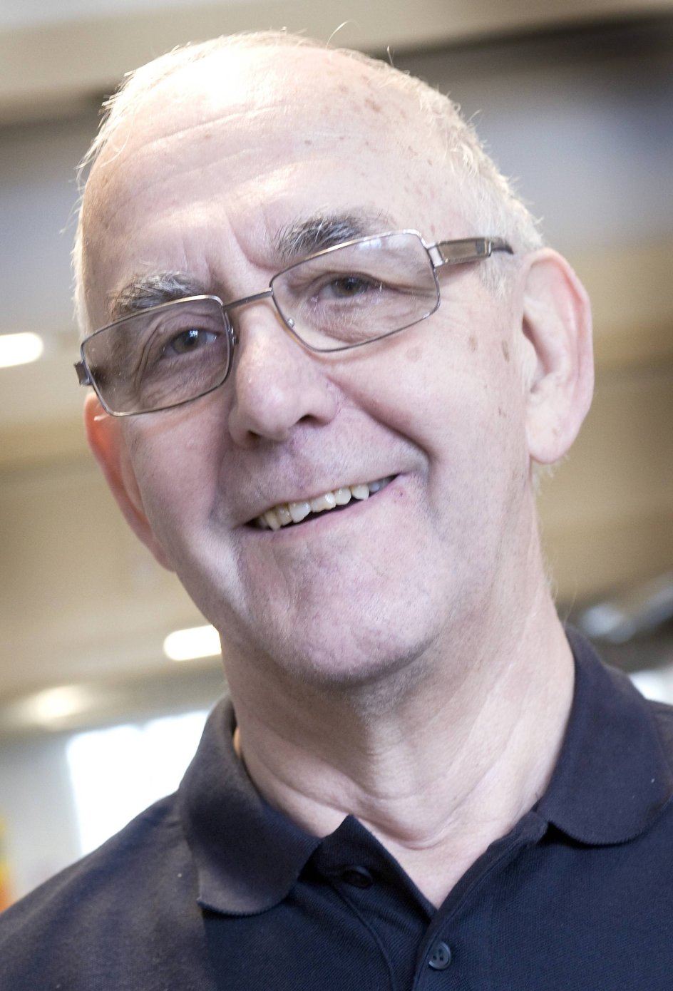 Mogens Christiansen hjælper de ældre med at få de rigtige stillinger på maskinerne. Selv går han til styrketræning i foreningen en gang om ugen.