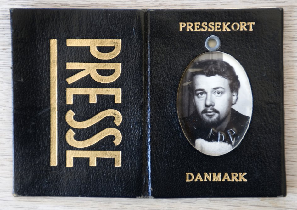 Kai Selliken blev uddannet journalist i 1968. Hans pressekort blev udstedt i 1969, og det er pressekort nummer 118.