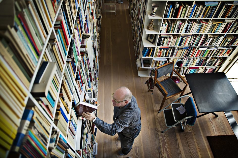 Her ses Uffe Østergård i det enorme hjemmebibliotek, han har fået bygget til sin villa i Hobro.