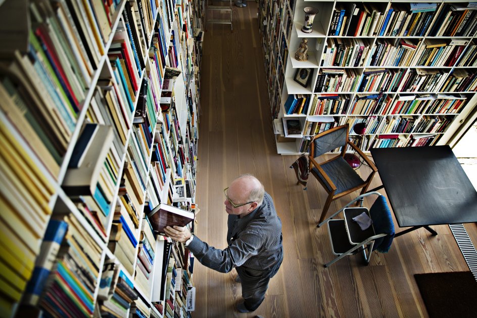 Her ses Uffe Østergård i det enorme hjemmebibliotek, han har fået bygget til sin villa i Hobro. 