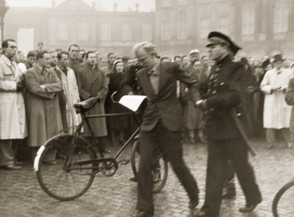 Dette foto stammer fra november 1941, da dansk politi skred ind og arresterede danske kommunister. Med kommunistloven den 22. august samme år havde de danske lovgivere erklæret Danmarks Kommunistiske Parti ulovligt. –