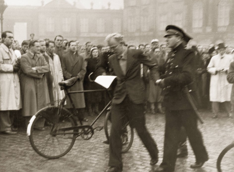 Dette foto stammer fra november 1941, da dansk politi skred ind og arresterede danske kommunister. Med kommunistloven den 22. august samme år havde de danske lovgivere erklæret Danmarks Kommunistiske Parti ulovligt. – 