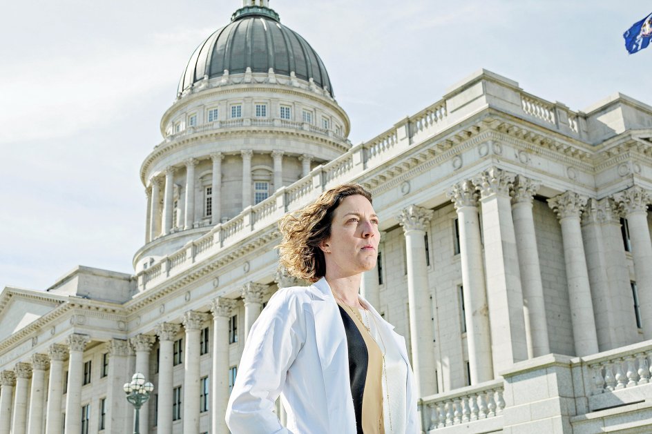 Fødselslægen Leah Torres, der her ses foran Utahs lovgivende forsamling i Salt Lake City, kan ikke se nogen videnskabelig eller medicinsk grund til at give smertestillende medicin til et foster, der skal aborteres.