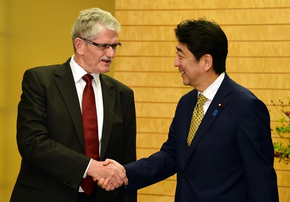 Mogens Lykketoft hilser på Japans premierminister, Shinzo Abe.