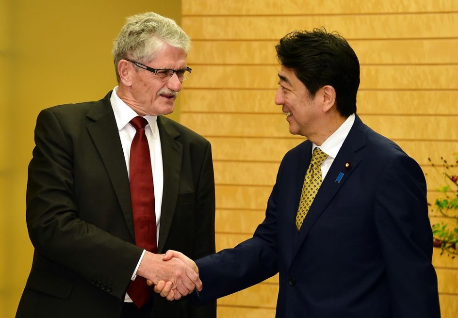 Mogens Lykketoft hilser på Japans premierminister, Shinzo Abe. 