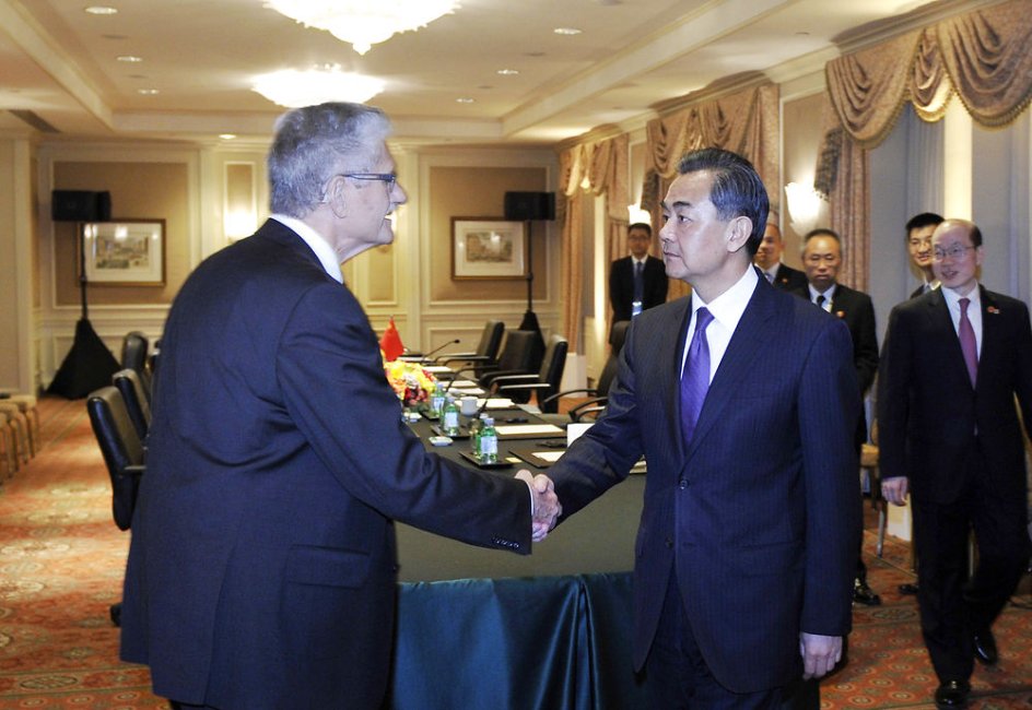 Mogens Lykketogt med Kinas udenrigsminister, Wang Yi.
