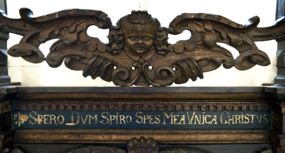 Stege Kirke er klar til at modtage pilgrimme. Ved kirken er der indrettet lejligheder til pilgrimme. ”Jeg håber så længe, jeg lever. Kristus er mit eneste håb,” lyder den latinske indskrift ved det meditationsområde, der er indrettet i kirken.