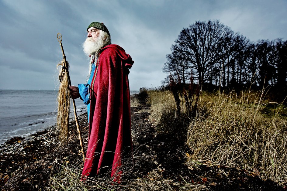 Asatroende er folk, der tror på nordiske guder som Thor, Odin og Loke. Ofring af dyr er et centralt element i asatroen. Her er det Bent Dahlin, asa- og vikingepræst.