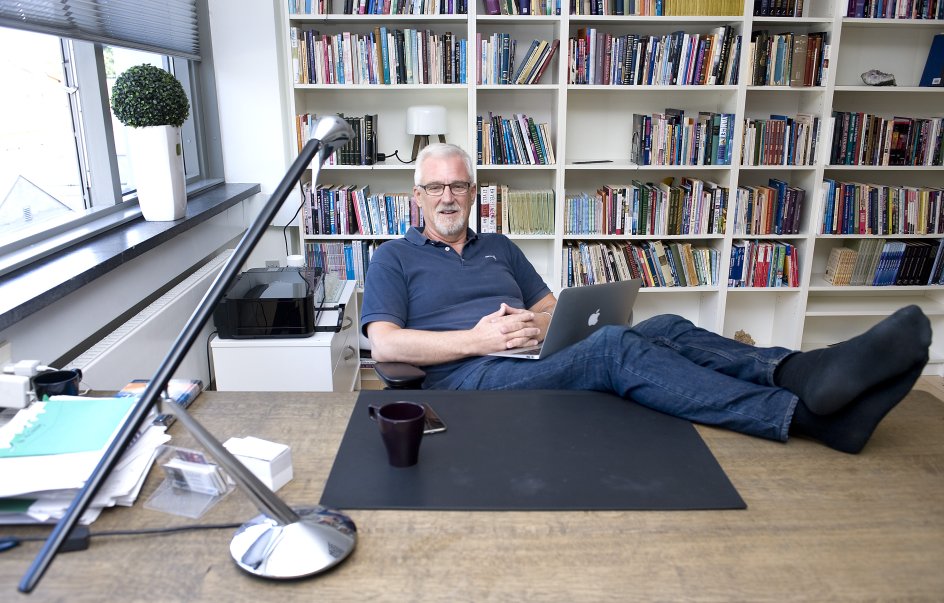 Når Jarle Tangstad skal skrive, foregår det helst med fødderne på bordet og laptoppen i skødet.