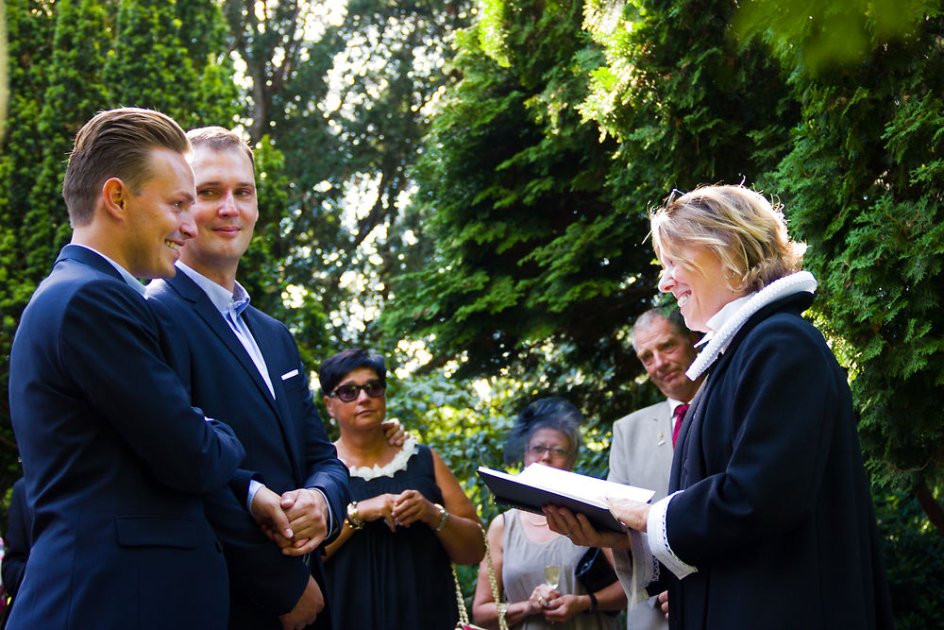 Brudeparret her hedder Christian og Kalle Heimbürger Lanter, og de blev viet af Birgitte Kragh Engholm i Frederiksberg Have i 2013.