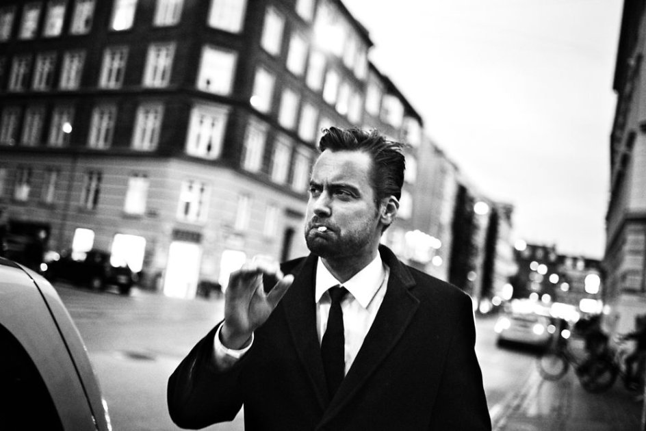 I mange år foregik forfatteren og debatøren Mads Holgers liv i overhalingsbanen, og han er stadig et så kendt ansigt på københavnske Café Victor, at personalet ved, hvad han foretrækker at spise. I dag er hans liv mere traditionelt og mageligt, fortæller han.