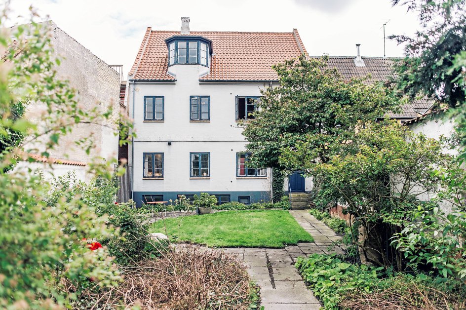 I dette hus på Fruestræde i Svendborg boede forfatter Johannes Jørgensen både som barn og i sit livs sidste år fra 1953 til 1956. Men allerede i 1936 blev Jørgensen udnævnt til æresborger i Svendborg – en titel, han også opnåede i den italienske by Assisi i 1922.