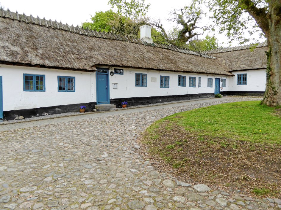 Kapellanfløjen ved Udby Præstegård ved Lundby rummer i dag Grundtvigs Mindestuer. Grundtvig voksede op i præstegården, men blev som niårig sendt til Thyregod ved Vejle for at gå i skole. I netop kapellanfløjens værelser boede Grundtvig igen fra 1811 til 1813, da han var kapellan, hjælpepræst, hos sin far. –