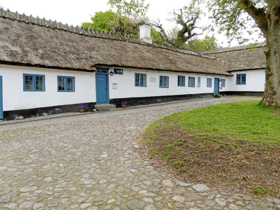 Kapellanfløjen ved Udby Præstegård ved Lundby rummer i dag Grundtvigs Mindestuer. Grundtvig voksede op i præstegården, men blev som niårig sendt til Thyregod ved Vejle for at gå i skole. I netop kapellanfløjens værelser boede Grundtvig igen fra 1811 til 1813, da han var kapellan, hjælpepræst, hos sin far. – 