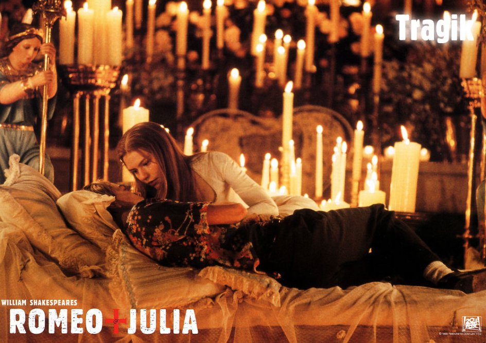 ROMEO + JULIET af instruktør Baz Luhrmann udkom i 1996 med Claire Danes og Leonardo DiCaprio i hovedrollerne.