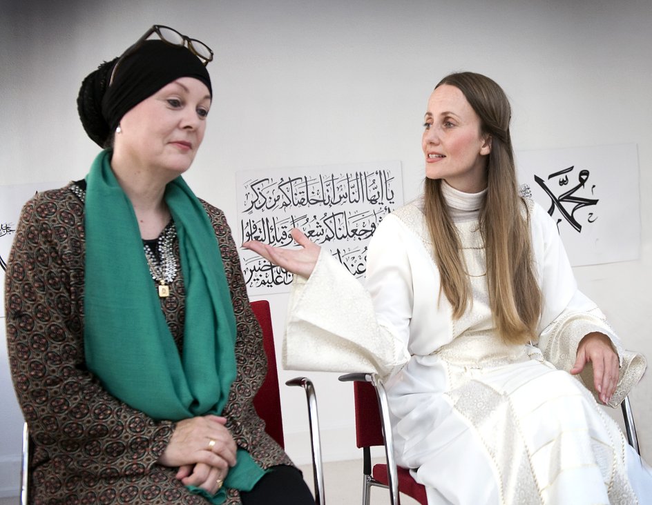 Mariam Moskéen har i dag to kvindelige imamer. Saliha Marie Fetteh (tv) og Sherin Khankan (th) håber dog at kunne få uddannet flere kvindelige imamer, så moskéen i fremtiden kan have fredagsbøn hver fredag.
