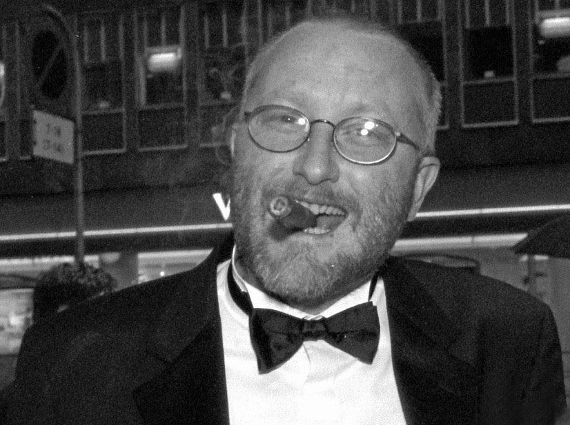 Som filmproducent blev Peter Aalbæk Jensen kendt for høj cigarføring, provokerende udtalelser og dogmefilm. Her er han til premieren på Lars von Triers film ”Idioterne” fra 1998.
