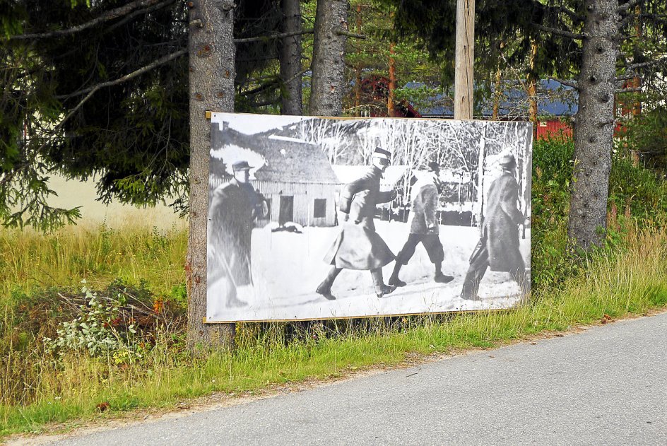 En fotostat viser den dramatiske flugt ind i skoven fra tyskernes bomber. Midt i billedet kong Haakon, til venstre kronprins Olav.