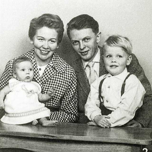 Erna Rubjerg og hendes daværende mand Jens ses her hos familiefotografen sammen med børnene Søs og Stefan få måneder efter, at datteren blev født i 1960. - Foto fra bogen "Lille Hjerte - fortællinger om Søs".