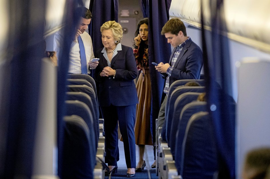 Den demokratiske præsidentkandidat, Hillary Clinton, i flyet på vej til Toledo i Ohio sammen med inderkredsen af sin kampagnestab, chefrådgiver Huma Abedin, pressemedarbejder Nick Merrill (th.) og sin nationale talsmand Brian Fallon (tv.). – 