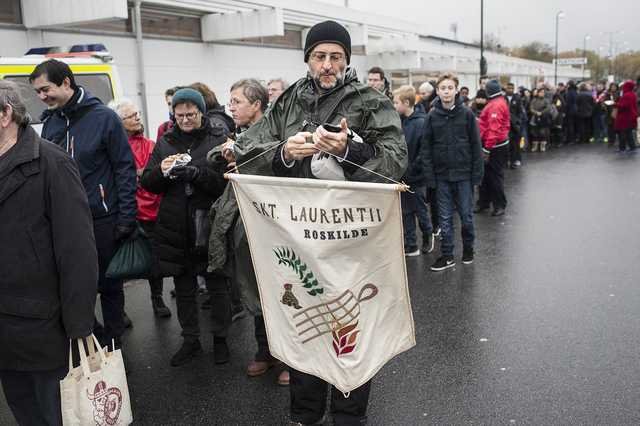 Paven besøger Malmö, og derfor kørte to busser fuldt af katolikker over Øresundsbroen for at deltage i messen.