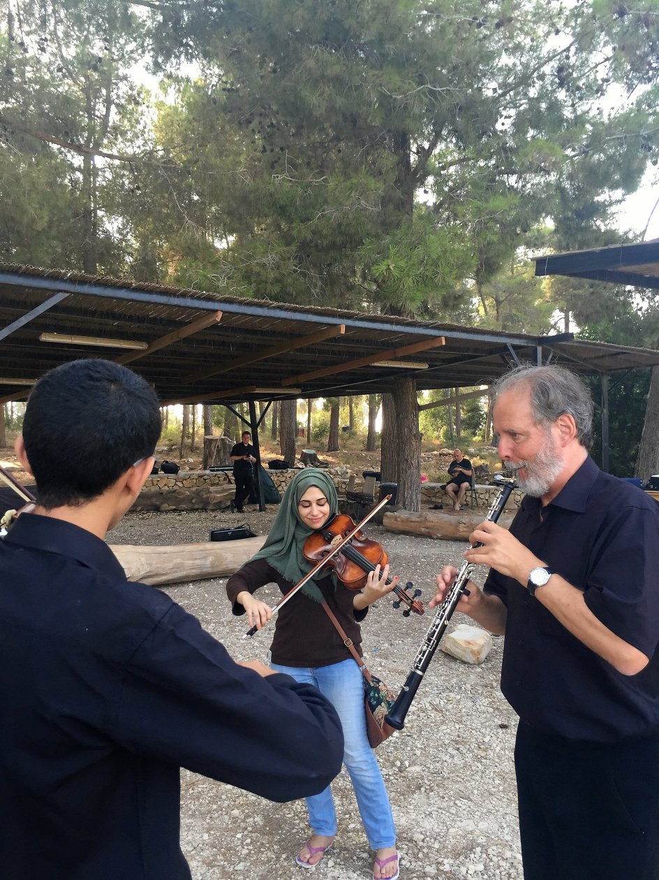  Den jødiske musiker Henrik Goldschmidt hygger sig her på en musiklejr i Ramallah sammen med to unge palæstinensiske musikere, der kommer fra henholdsvis en kristen og muslimsk familie. – 