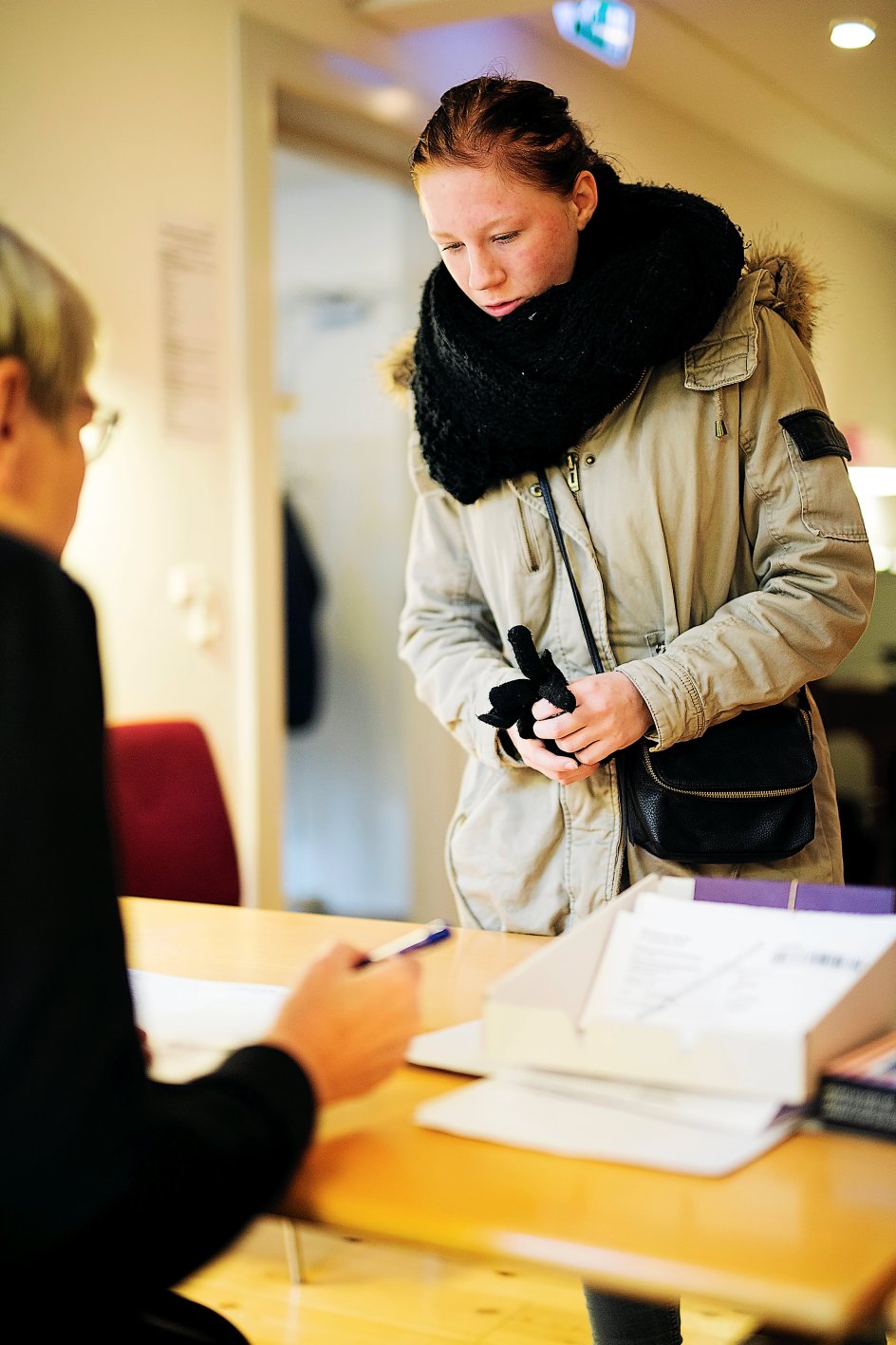 Formiddagens yngste vælger er Michelle Julie Clausen, der stemmer på den socialdemokratiske liste. 