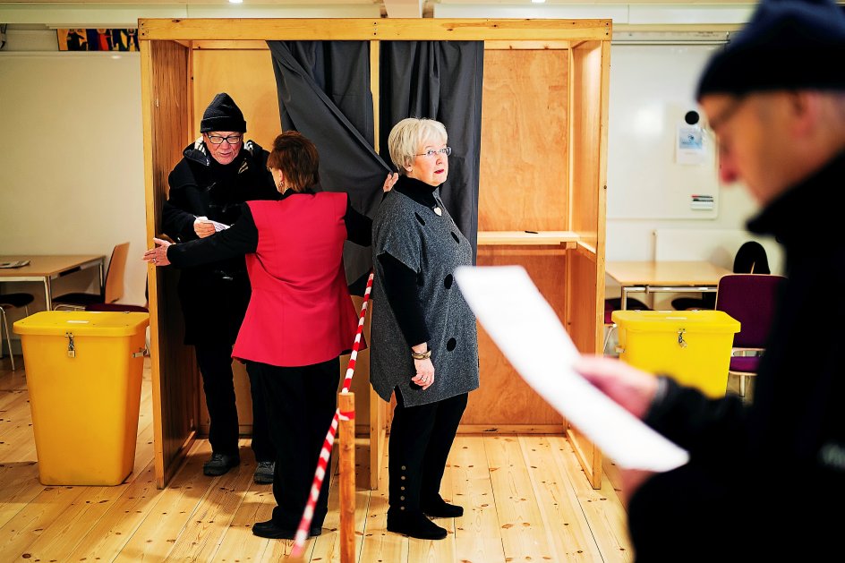 Pensionister er der naturligt nok flest af, men også forretningsdrivende eller socialdemokratiske arbejdere møder frem for at gøre deres borgerpligt med højt humør.