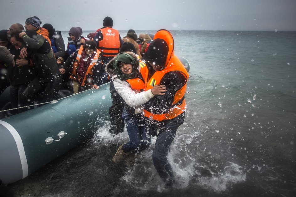 Selvom fotoet af Aylan Kurdis lig blev ikonisk, har mange allerede glemt hans navn, og der findes stadig tusinder af andre døde bådflygtninge i alle aldre, der aldrig får mediernes opmærksomhed.