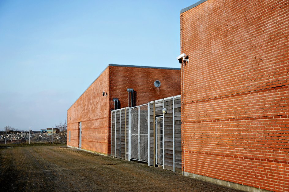 Udefra er det svært at regne ud, at huset i Nørre Nebels industrikvarter er et af de centrale steder i verden, når det gælder internetforbindelsen mellem Europa og USA. –