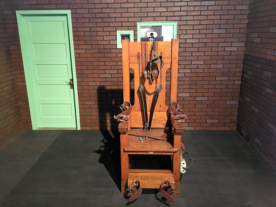 Frem til 1964 blev 361 dødsdømte i Texas henrettet i den elektriske stol med tilnavnet Old Sparky (Gamle Gnist), som i dag er udstillet på Huntsvilles fængselsmuseum. Cody Stark siger, han ikke ville dække henrettelserne som journalist, hvis Texas skulle finde på at genindføre den elektriske stol. –