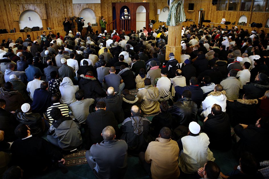Der er grupper af borgere i Danmark, som lever efter normer og regler, der er bestemt af deres kulturelle og religiøse baggrund.