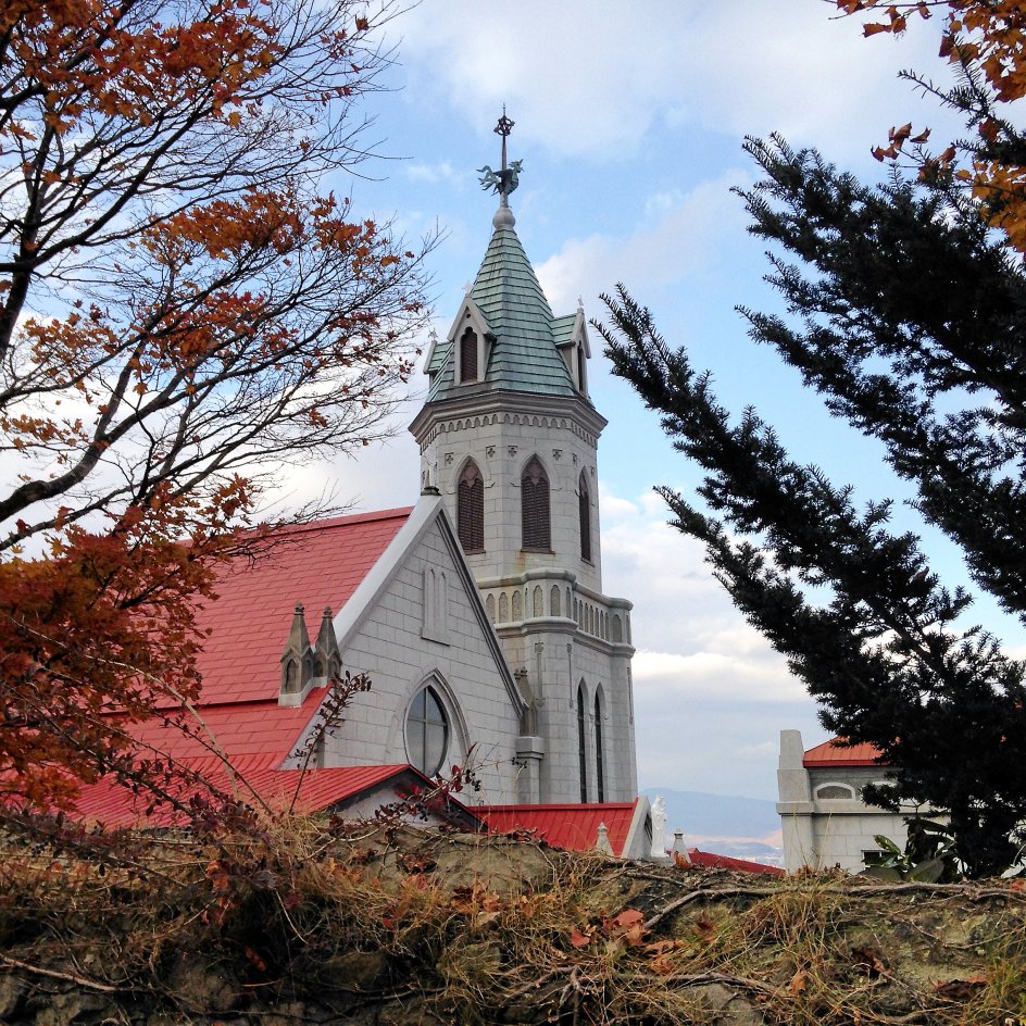 Her ses den russisk-ortodokse kirke til venstre, den anglikanske til højre, og den katolske skimtes lidt længere nede ad skråningen. – 