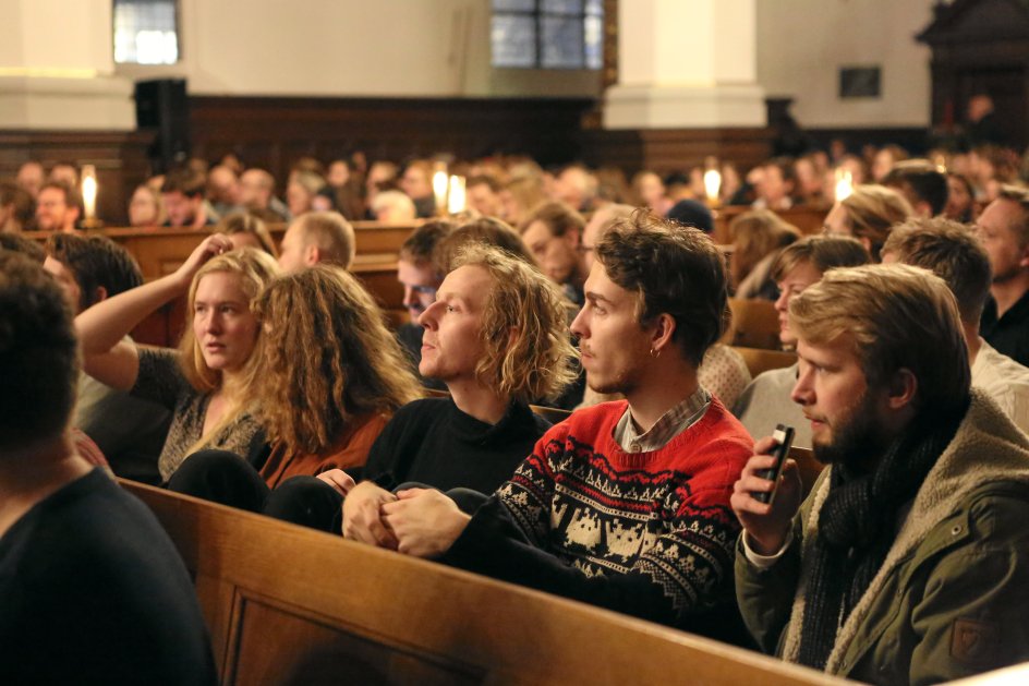 Blandt de fremmødte var der både mænd og kvinder, men flere yngre end ældre deltagere. –
