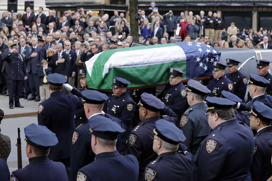 Tusinder af sørgende gjorde honnør og fulgte Steven McDonalds sidste rejse, da hans flagsmykkede kiste i fredags blev kørt gennem New Yorks gader til Sct. Patrick’s Cathedral, hvor hans enke Patti og sønnen Conor, der er blevet politibetjent ligesom sin far, modtog kondolencer fra blandt andre byens borgmester, Bill de Blasio, politiets ledelse og andre.