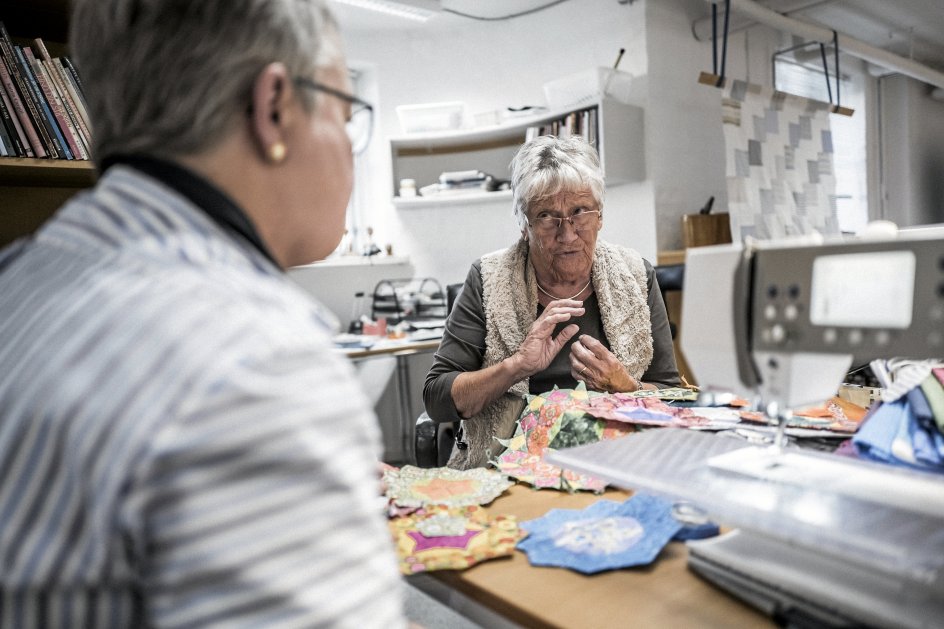 Grethe Hyltoft Petersen giver gode råd til en kursist. 