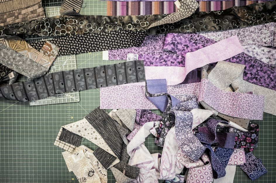 Patchwork er et håndarbejde, hvor der kan leges og eksperimenteres med alle slags former, farver og mønstre.