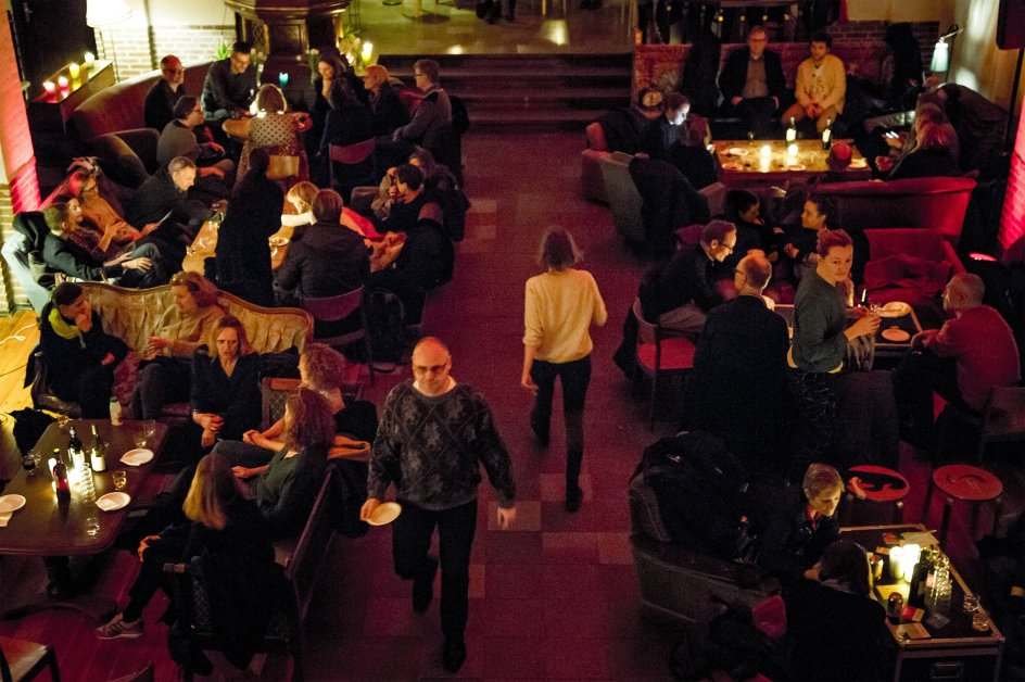 Det er med billetterne til den filosofiske salon som med kø-tilbud: Man skal være hurtig, for der udbydes 100 pladser, og der er gerne udsolgt mindre end et døgn efter, de er annonceret til salg via Facebook.