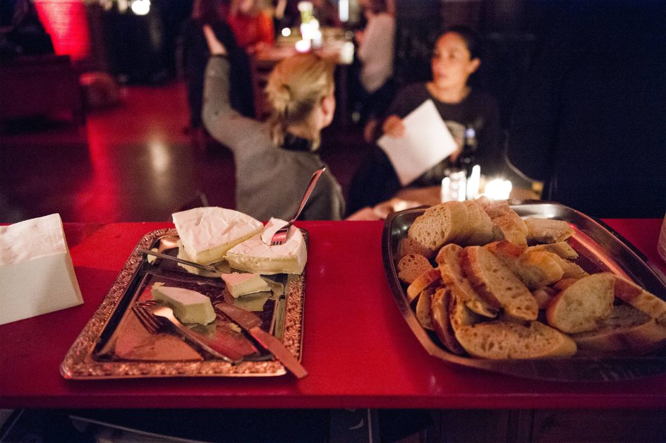 For at understrege det franske islæt er der rød- og hvidvinsflasker til fri afbenyttelse samt flute og rigelige mængder af fransk camembert.