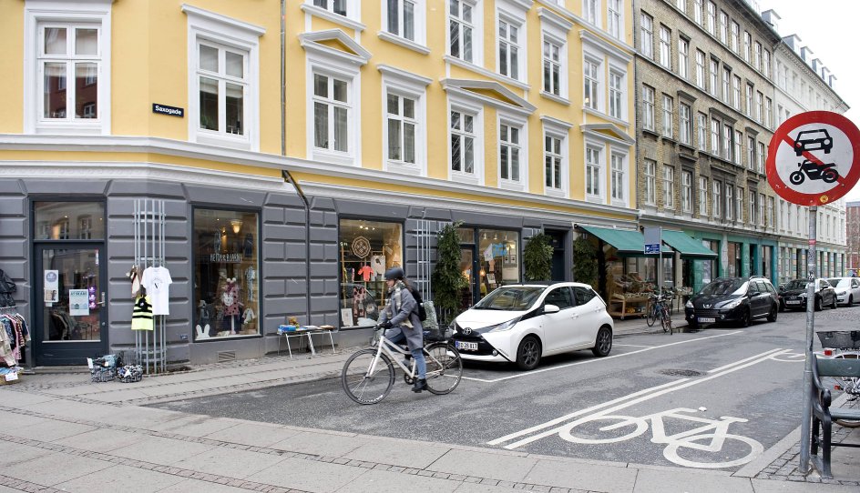 Trods isnende februarkulde er der båret både børnetøj og grøntsager ud på Saxogade for at lokke forbipasserende ind i to socialøkonomiske butikker, der begge har forpligtet sig til at have socialt udsatte borgere i praktik.