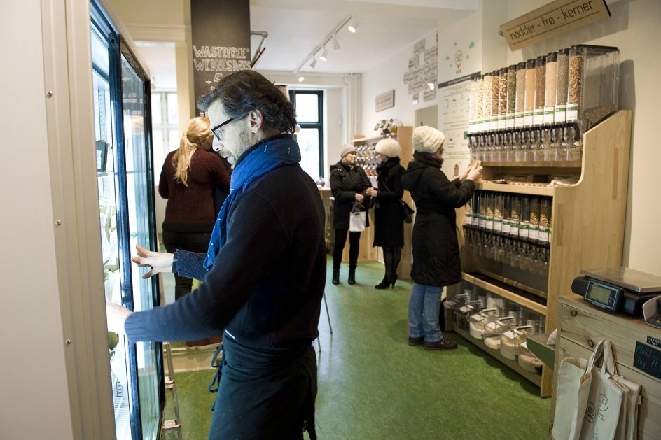 Frédéric Hamburger, der leder Saxogades økologiske købmand, LØS Market, mener, at han har lært at blive mere rummelig og tålmodig ved at have socialt udsatte som praktikanter. 