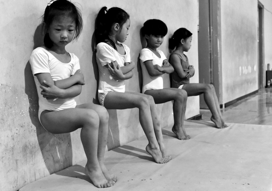 Tiejun Wang fik andenpladsen i kategorien "Daily Life, Singles" for billedet af fire elever på en kinesisk gymnastikskole, der laver tå-pres øvelser.