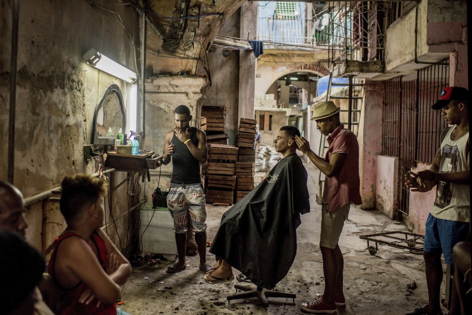 Kategorien "Daily Life, Stories", som er prisen for billedserier, blev vundet af Tomas Munitas billedserie fra Cuba. Billedet her er en del af serien, og forestiller en nedslidt frisørsalon i Old Havana.