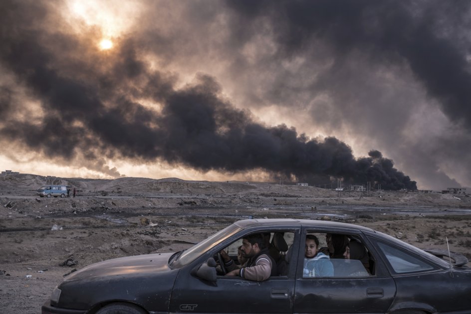 Sergey Ponomarev fik en andenplads i "General News, Stories". Her et billede af en familie, der flygter fra kampene i Mosul, mens oliefelter brænder i baggrunden.