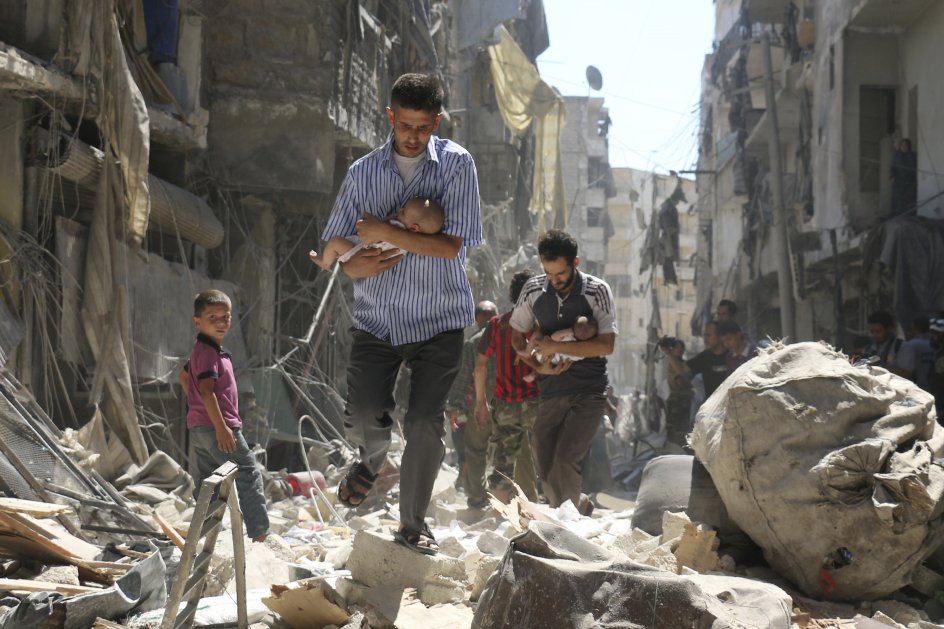 Ameer Alhalbi vandt andenpladsen i kategorien "Spot News, Stories" for billedet af syriske mænd, der bærer spædbørn gennem ruinerne i det nordlige Aleppo, Syrien.