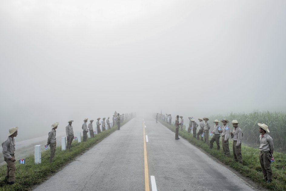 Endnu et billede fra Tomas Munitas billedserie fra Cuba, der vandt kategorien "Daily Life, Stories". Her ses medlemmer af Ejercito Juvenil del Trabajo, der venter på Fidel Castros ligfølge. 