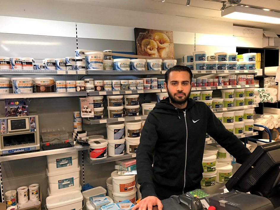Aslan, 29 år, er indehaver af Dyrup Farvecenter i Brøndby Strand. Han har tyrkiske forældre, men føler sig mere dansk end tyrkisk.