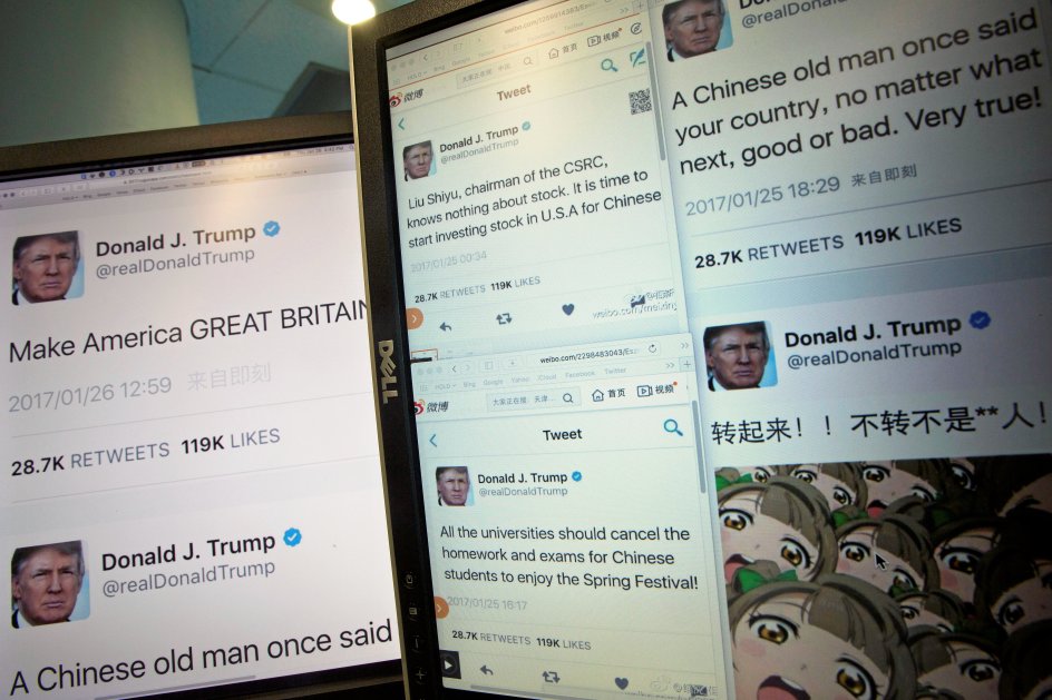 Den amerikanske præsident, Donald Trump, har knap 27 millioner følgere på det sociale medie Twitter, hvor han næsten dagligt skriver, hvad han mener om blandt andet landets medier. Det gør han for at mobilisere sine kernevælgere, mener den amerikanske filosof Michael P. Lynch. I går stemplede Trump nok en gang tv-stationen CNN for at være et fake news-medie, der spreder falske nyheder. Præsidentens ofte stærkt følelsesladede tweets får så stor opmærksomhed verden over, at online-brugere kan lave deres egne falske Trump-tweets via en populær kinesisk hjemmeside, der her ses på computerskærme i Beijing, og som fremstår, som om de er den ægte vare.